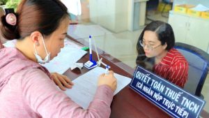 Người lao động có thu nhập ở nhiều nơi và không thuộc diện được ủy quyền quyết toán thì phải tự thực hiện quyết toán thuế TNCN
